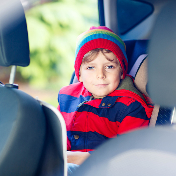 Portrait de garçon d'âge préscolaire assis dans la voiture - Photo, image