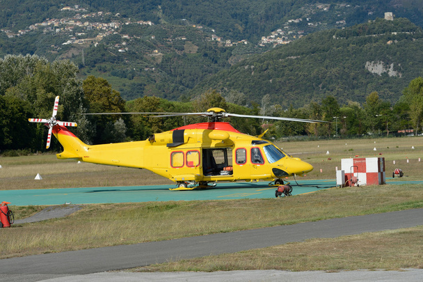 Helicopter latająca na niebie in Toskania - Zdjęcie, obraz