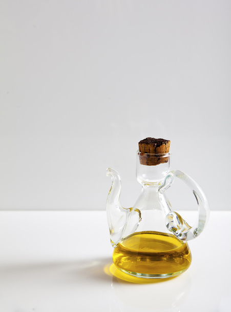Aceite de oliva virgen extra, un vaso con aceite de oliva aislado en blanco
 - Foto, imagen