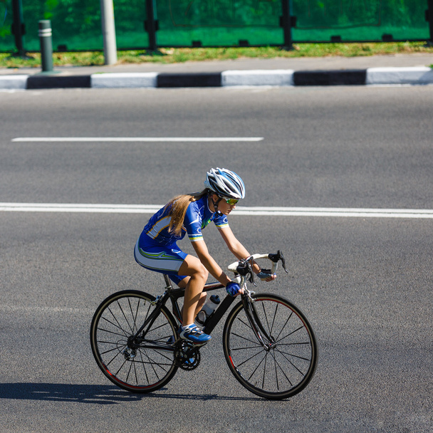 Női kerékpáros túrák verseny kerékpár úton - Fotó, kép