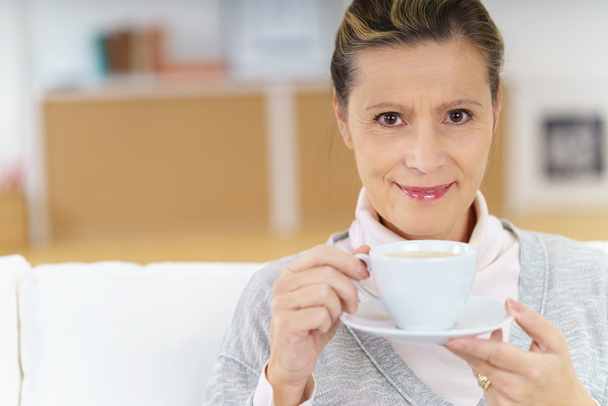 Grinning woman holding coffee mug - Фото, зображення