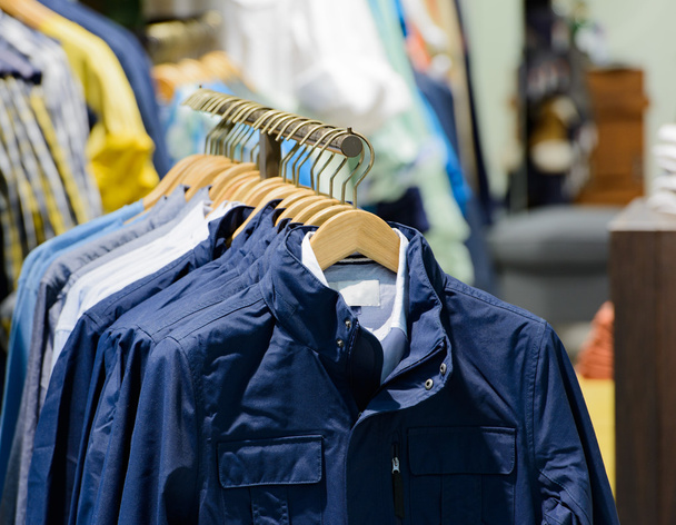 Летняя куртка Летние продажи на вешалке для одежды
 - Фото, изображение