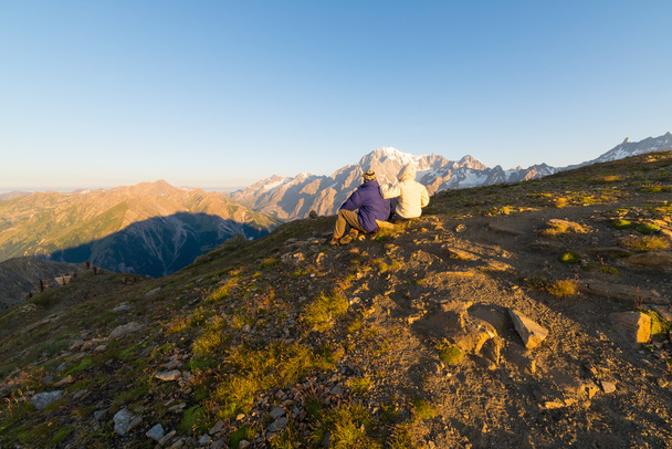 Casal assistindo nascer do sol sobre Mont Blanc cimeira
 - Foto, Imagem