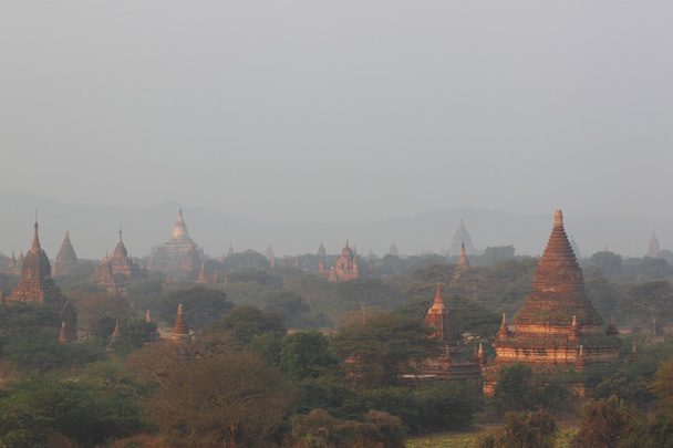 старі буддійські храми і пагоди в Баган, М'янмі - Фото, зображення