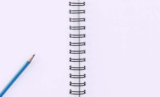 Open notebook with pencil - Foto, afbeelding