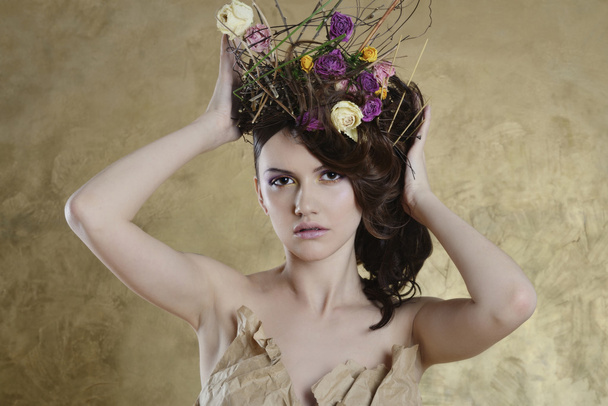 Beautiful brunette woman with flowers in hair - Foto, Bild