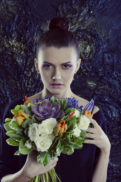 Beautiful brunette woman with bouquet of flowers - Foto, Imagem