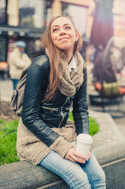 Beautiful woman drinkig coffe on the street - Foto, Imagen