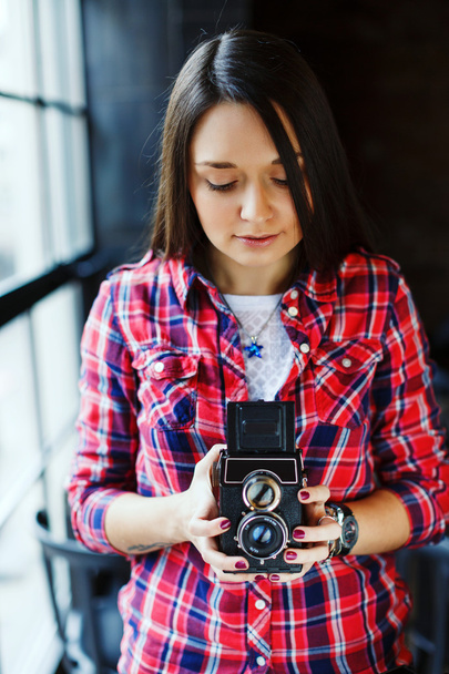 Όμορφη νεαρή γυναίκα με κάμερα - Φωτογραφία, εικόνα