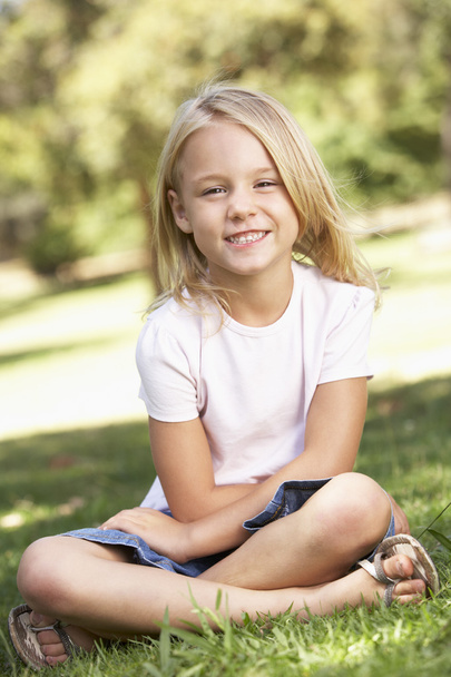 Young Girl Relaxing In Park - Foto, immagini
