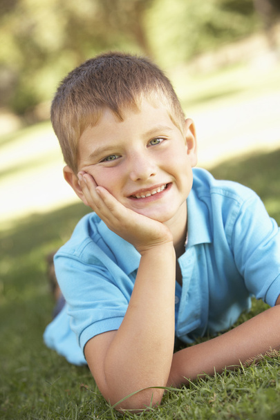 Νεαρό αγόρι στο πάρκο - Φωτογραφία, εικόνα
