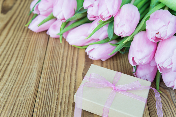 Flowers and gift box - Foto, Bild
