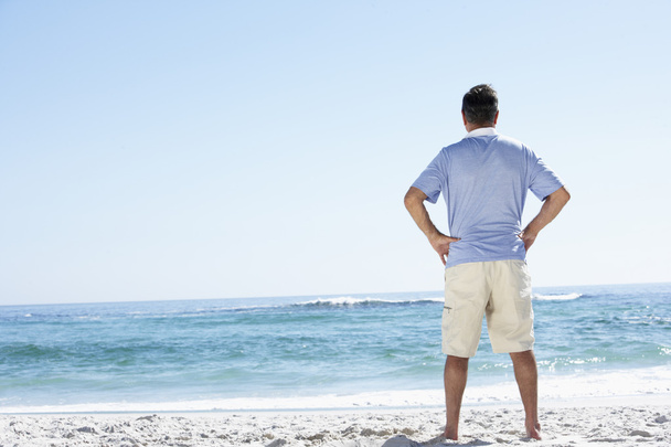 Senior Man Standing On Sandy Beach - Foto, imagen