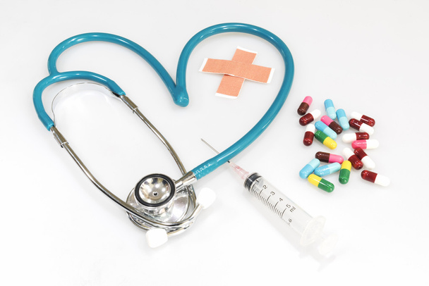 medische apparatuur en medicijnen op witte achtergrond - Foto, afbeelding