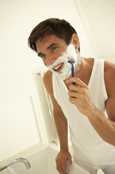 hombre mojado afeitar con navaja
 - Foto, imagen