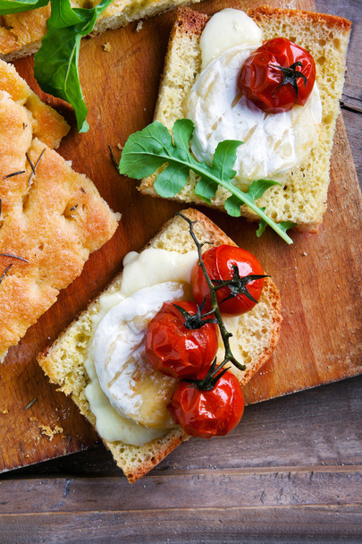Bruschetta with stewed tomatoes and cheese Tomino.  Italian heal - Foto, afbeelding