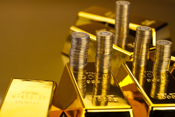 Νομίσματα και ράβδους χρυσού, έννοια των οικονομικών - Φωτογραφία, εικόνα