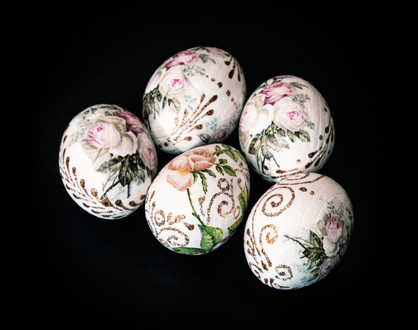 Ovos de Páscoa coloridos no fundo escuro, símbolo da primavera
 - Foto, Imagem
