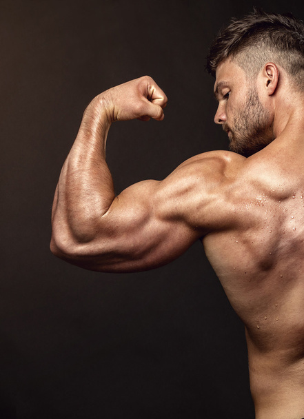 Fuerte atlético Hombre Fitness Modelo posando músculos de la espalda
 - Foto, Imagen