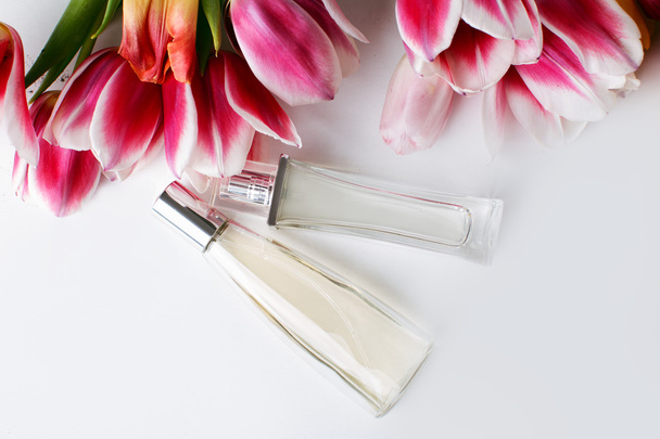 Parfüm és a rózsaszín virágok - Fotó, kép