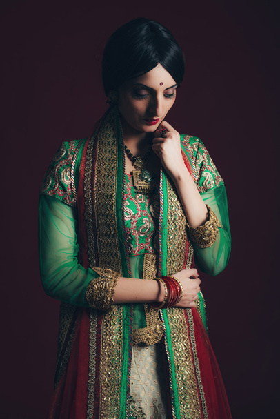 Traditional vintage Bollywood fashion woman - Φωτογραφία, εικόνα