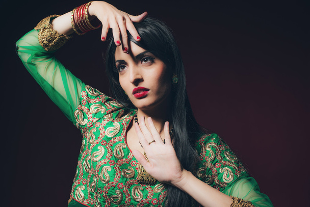 Femme de mode traditionnelle Bollywood
 - Photo, image