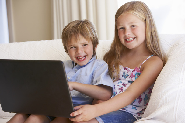Children Using Laptop At Home - Valokuva, kuva