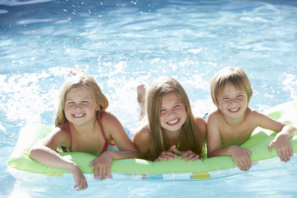 Enfants se relaxant dans la piscine ensemble
 - Photo, image