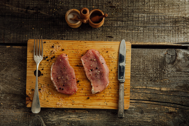 meat on wooden plate  - Фото, зображення