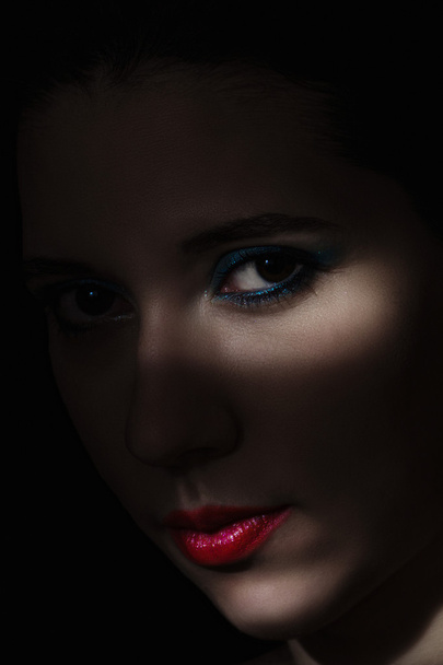 Artistieke schoonheid portret van een jonge vrouw met creatieve verlichting e - Foto, afbeelding