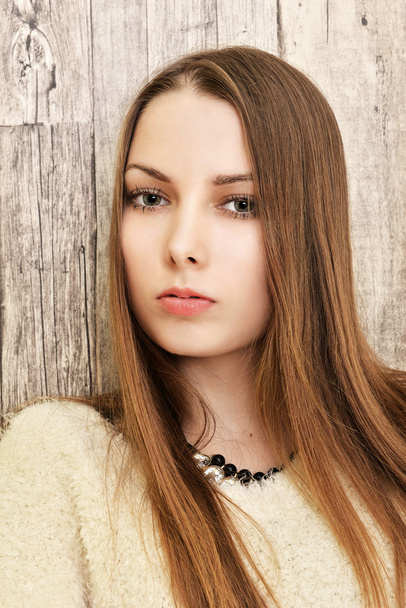 portré egy gyönyörű fiatal nőről - Fotó, kép