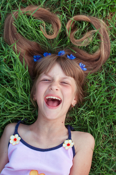 Meisje met korenbloemen in haar haar emotionele lachen - Foto, afbeelding