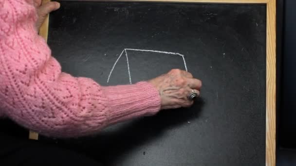 Yaşlı kadın ev yazı tahtası üzerinde çizim - Video, Çekim