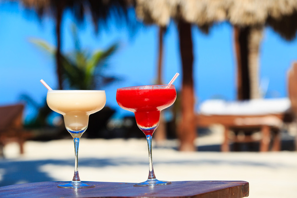 Dos cócteles en la playa tropical de lujo
 - Foto, Imagen