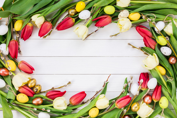 Paskalya arka plan. Bahar çiçekleri ve beyaz arka plan üzerinde yumurta. Üstten Görünüm - Fotoğraf, Görsel