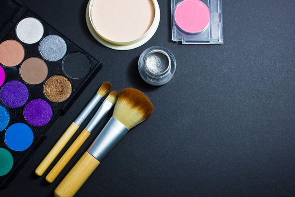 Sada profesionálních kosmetických prostředků pro make-up na černém pozadí.  - Fotografie, Obrázek