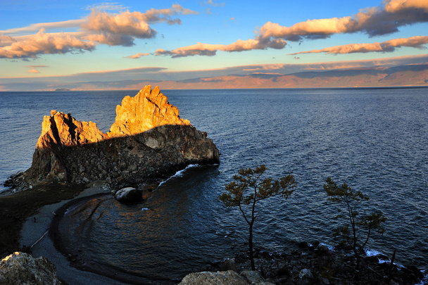 Скала Шаманка на острове Ольхон
 - Фото, изображение