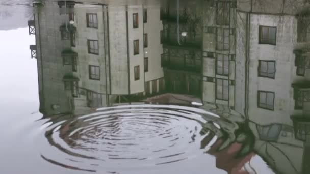 Αντανάκλαση στο νερό του ξενοδοχείου στα Καρπάθια - Πλάνα, βίντεο