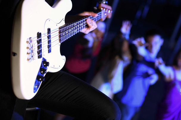 jonge gitarist uitvoeren in nachtclub - Foto, afbeelding