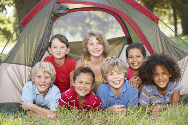 Crianças se divertindo na tenda no campo
 - Foto, Imagem