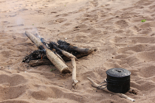 старий похмурий кемпінг поблизу вогнища
 - Фото, зображення