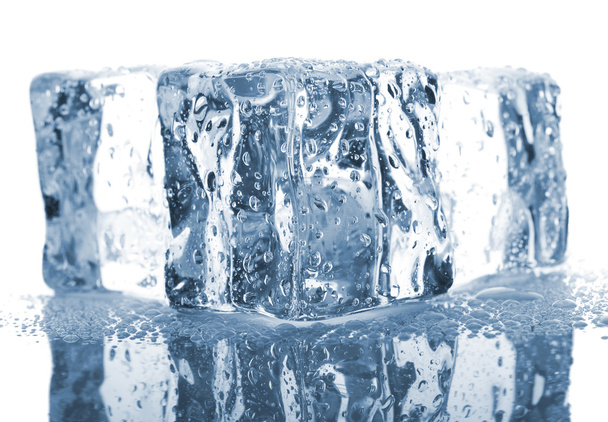 Tre cubetti di ghiaccio con gocce d'acqua
 - Foto, immagini