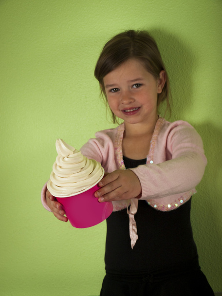 Їдять заморожені Yougurt
 - Фото, зображення