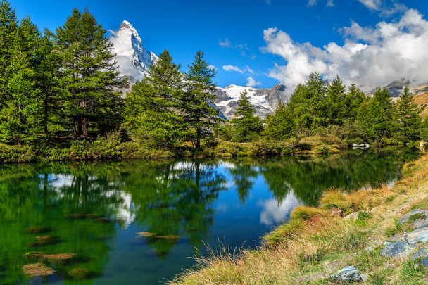 Spektakularne lato alpejski krajobraz z Grindjisee jeziora, Zermatt, Szwajcaria, Europa - Zdjęcie, obraz