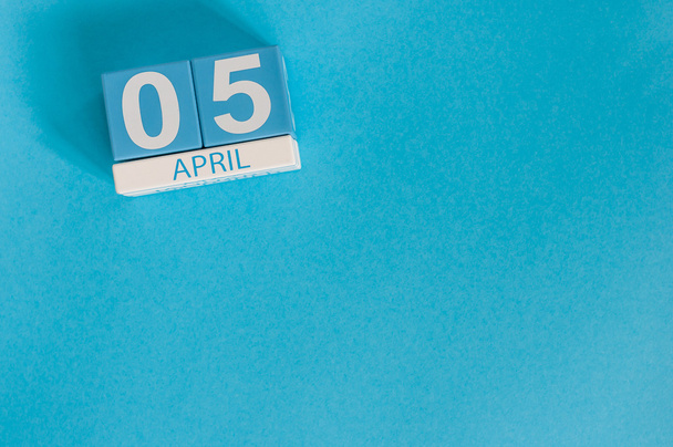 5. April. Bild des hölzernen Kalenders vom 5. April auf blauem Hintergrund. Frühlingstag, leerer Raum für Text - Foto, Bild