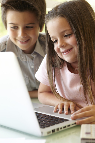 Boy And Girl Using Laptop - Fotoğraf, Görsel