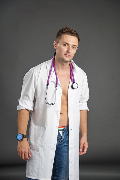 医者衣装でセクシーな若い男の肖像 - 写真・画像