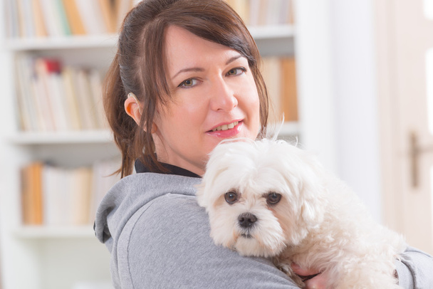 Femme portant une aide sourde avec son chien
 - Photo, image
