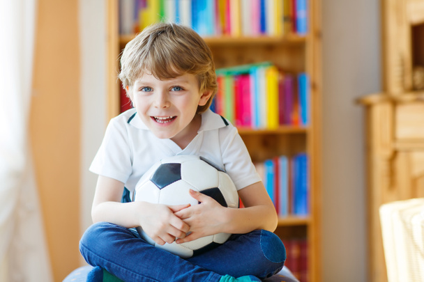 Enfant garçon regarder le football ou match de football à la télévision
 - Photo, image
