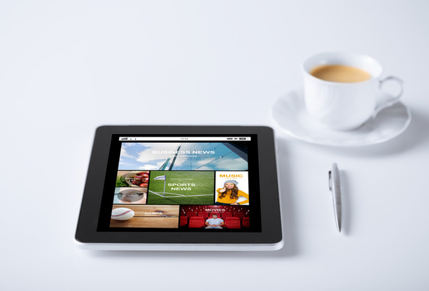 Tablet pc z aplikacji wiadomości i filiżanka kawy - Zdjęcie, obraz